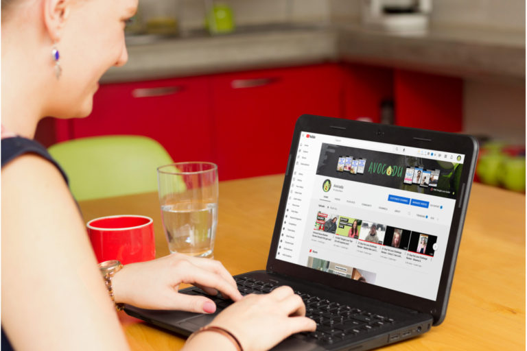 6 Reasons Why Your Blog NEEDS a YouTube Channel